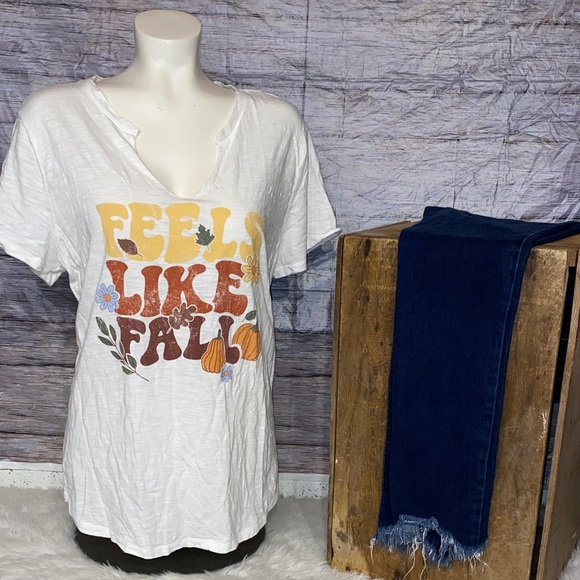 Maurices Tops - Maurices Short Sleeve “Feels Like Fall” White Tee